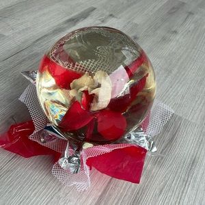 Decorative dried flower snow globe